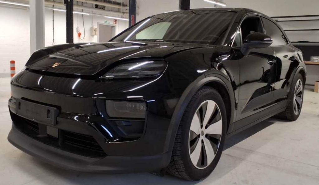 Porsche Macan 9.900 km 73.490 &euro; Stuttgart 70499